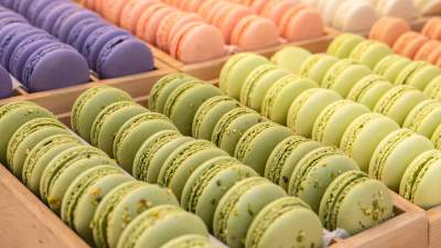macaron-flavors-in-trays