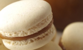 salted-caramel-macaron